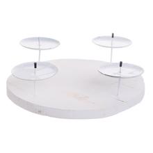 Biely svietnik s kruhovým základom a štyrmi sviečkami.