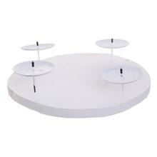 Biely svietnik s kruhovým tvarom a štyrmi sviečkami.