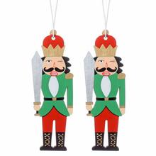 Drevený záves luskáčik s mečom a korunkou.