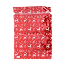 Červené vianočné vrecko s motívom jeleňa a snežienok.