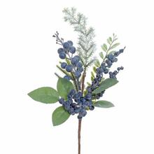 Umelý konárik so zelenými listami a modrými bobuľami.