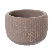 Cementový obal hnedý s textúrou, priemer 14 cm, výška 10.5 cm.