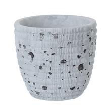 Cementový obal v antique šedej farbe s textúrou.