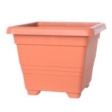 Štvorcový kvetináč v terakotovej farbe.