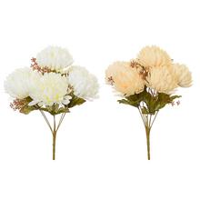 Kytica chryzantém v bielej a krémovej farbe.