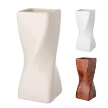 Váza Skretny v bielej farbe s moderným dizajnom.