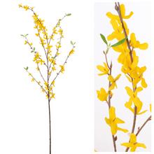 Umelý konár zlatého dážďa s žltými kvetmi.