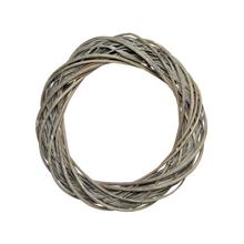 Šedý veniec z prútia s priemerom 25 cm a hrúbkou 6 cm.