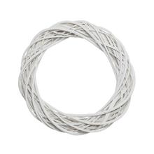 Biely veniec z prútia s priemerom 25 cm a hrúbkou 6 cm.