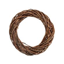 Nelúpaný veniec z prútia s priemerom 25 cm.