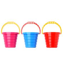 Plastové vedierka v rôznych farbách.