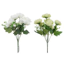 Kytica pivoniek v bielej a svetlozelenej farbe.