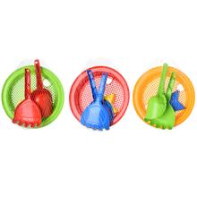 Sada hračiek do piesku v rôznych farbách.