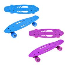Skateboard mix farby v modrej a ružovej farbe.