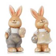 Hnedé keramické zajačiky v šatách s vajíčkom a košíkom.