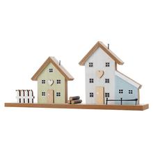 Drevené domčeky v prírodných farbách na dekoráciu.