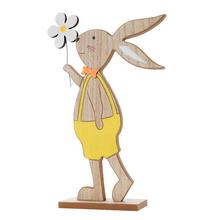 Drevený zajačik s kvetinou v bielej a žltej farbe.