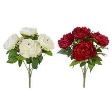 Kytica pivoniek v bielej a červenej farbe s listami.