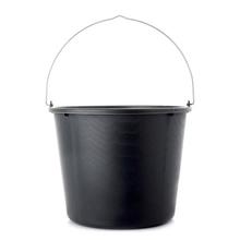 Čierne vedro s objemom 12 litrov.