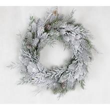 Osnežený veniec z čečiny s prírodnými detailmi.