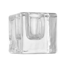 Sklenený svietnik s rozmermi 4x4x4 cm.