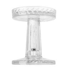 Sklenený svietnik s dekoratívnym dizajnom.