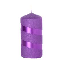 Fialová vianočná sviečka s glitrom a pruhmi.