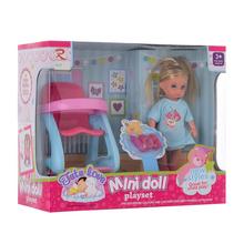 Bábika so stoličkou v balení.