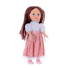 Bábika v šatách s dlhými hnedými vlasmi a ružovou sukňou.