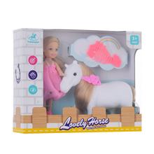 Bábika s koníkom a príslušenstvom v balení.