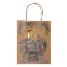 Vianočná papierová taška s motívom krbu.