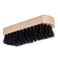 Ručná šatová kefa z dreva s čiernymi štetinami.