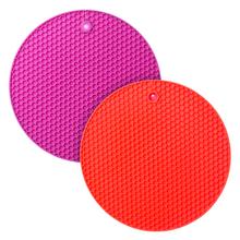 Silikónová podložka pod hrnce v oranžovej a fialovej farbe.