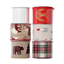 Vianočné stuhy rôznych dizajnov v rolkách.