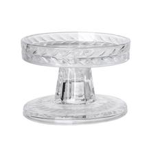 Sklenený svietnik s dekoratívnym dizajnom.