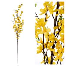 Umelý konár zlatého dážďa s žltými kvetmi.