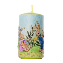 Veľkonočná sviečka s motívom zajacov a vajíčok.