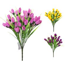 Umelé kvety krokus v rôznych farbách.