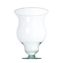 Priehľadný sklenený kalich s elegantným dizajnom.