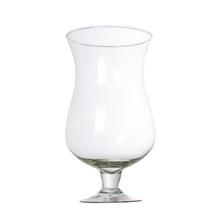 Priehľadný sklenený kalich s podstavcom.