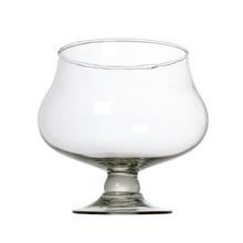 Sklenený kalich s hladkým povrchom a širokým okrajom.