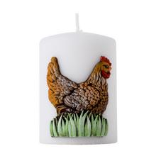 Sviečka s motívom sliepky na bielom pozadí.