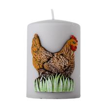 Sivá sviečka s motívom sliepky a trávy.