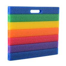Podložka pod kolená s farebnými pruhmi.