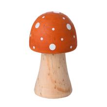 Oranžová muchotrávka z dreva s bielymi bodkami.