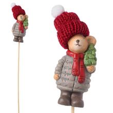 Keramický zápich s medvedíkom v červenej čiapke a šále.