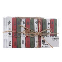 Drevené štipce na adventný kalendár s číslami a dekoráciami.