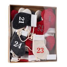 Adventný kalendár s ponožkami v rôznych farbách.