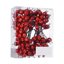 Zväzok červených jabĺk v priehľadnej krabičke.