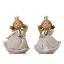 Dekoračný anjel s korunou a srdcom v béžovej farbe.